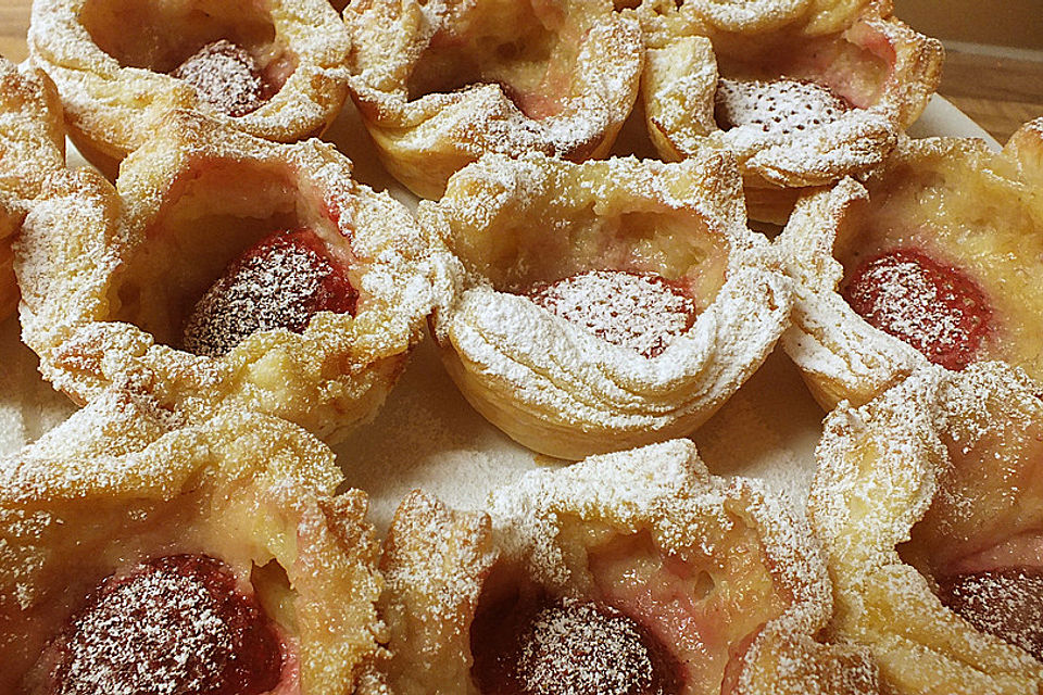 Blätterteig-Bananen-Körbchen mit weißer Schokolade und Erdbeeren