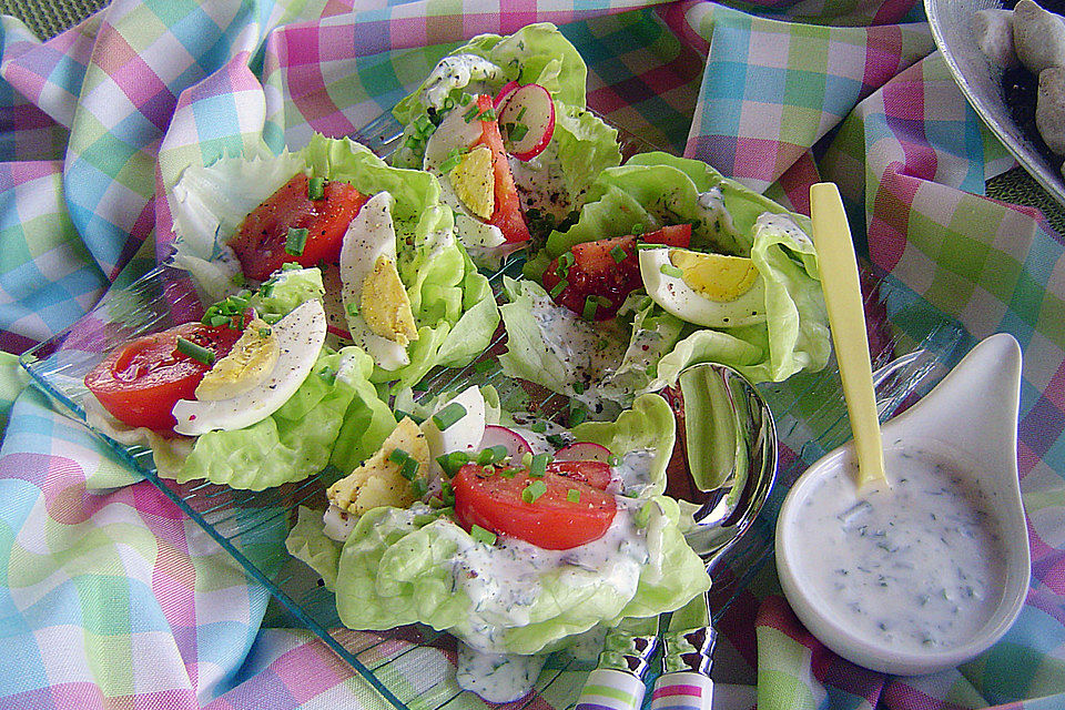 Bunte Kopfsalatnester mit Joghurt-Kräuterdressing