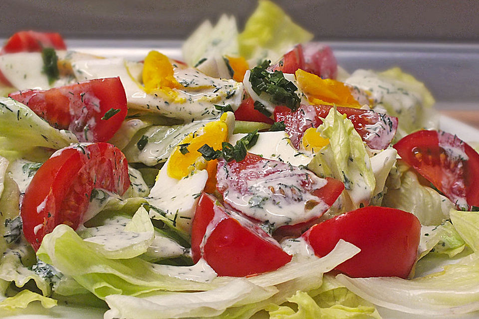 Bunte Kopfsalatnester mit Joghurt-Kräuterdressing