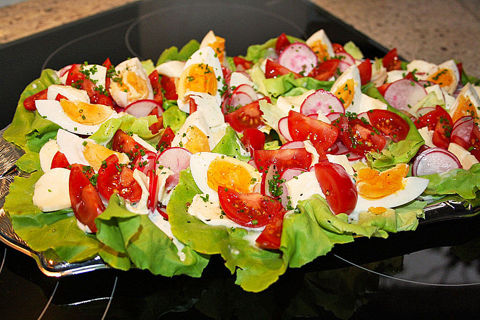 Bunte Kopfsalatnester mit Joghurt-Kräuterdressing