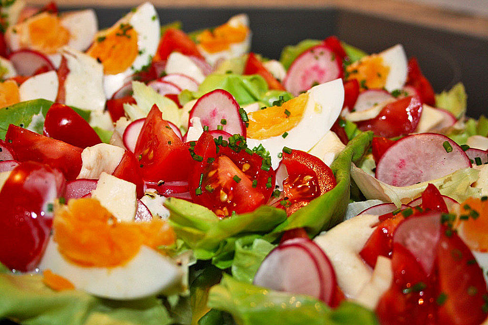 Bunte Kopfsalatnester mit Joghurt-Kräuterdressing