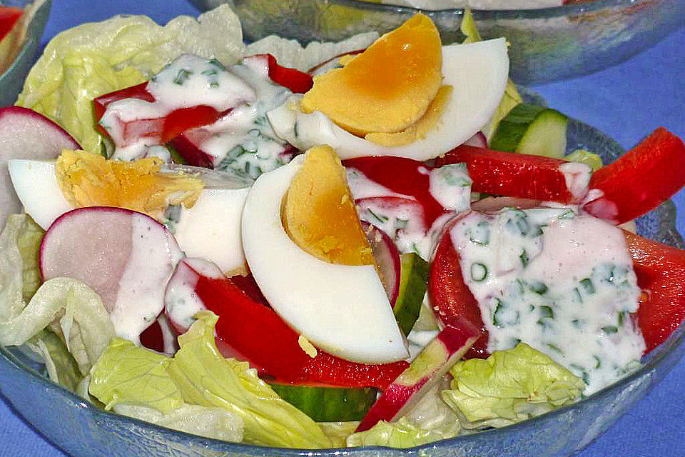 Bunte Kopfsalatnester mit Joghurt-Kräuterdressing