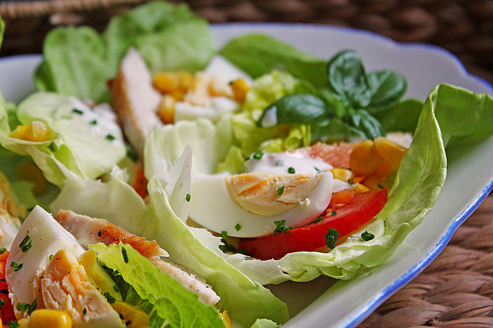 Bunte Kopfsalatnester mit Joghurt-Kräuterdressing