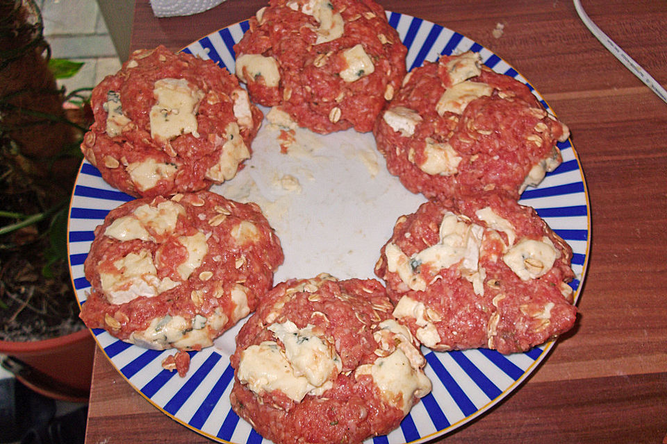 Hamburgerfleisch mit Blauschimmelkäse