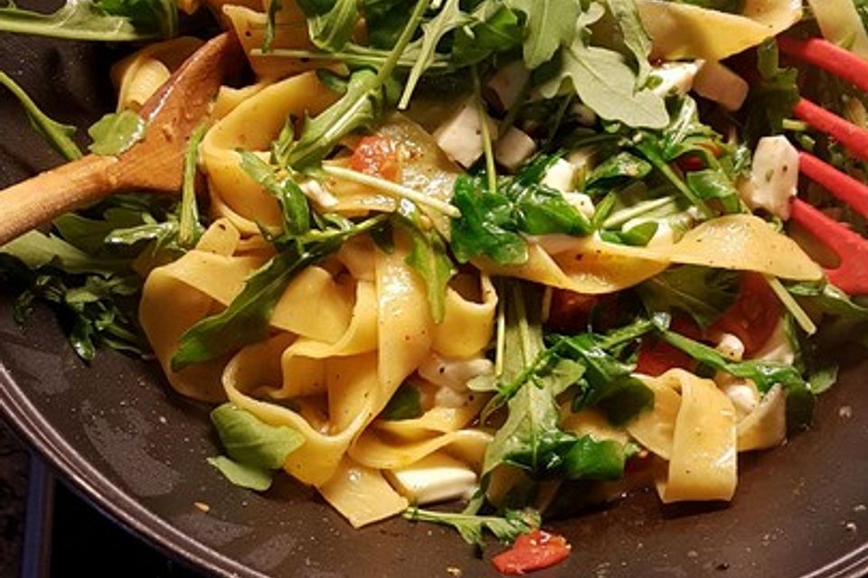 Pappardelle mit Rucola, Tomaten und Mozzarella