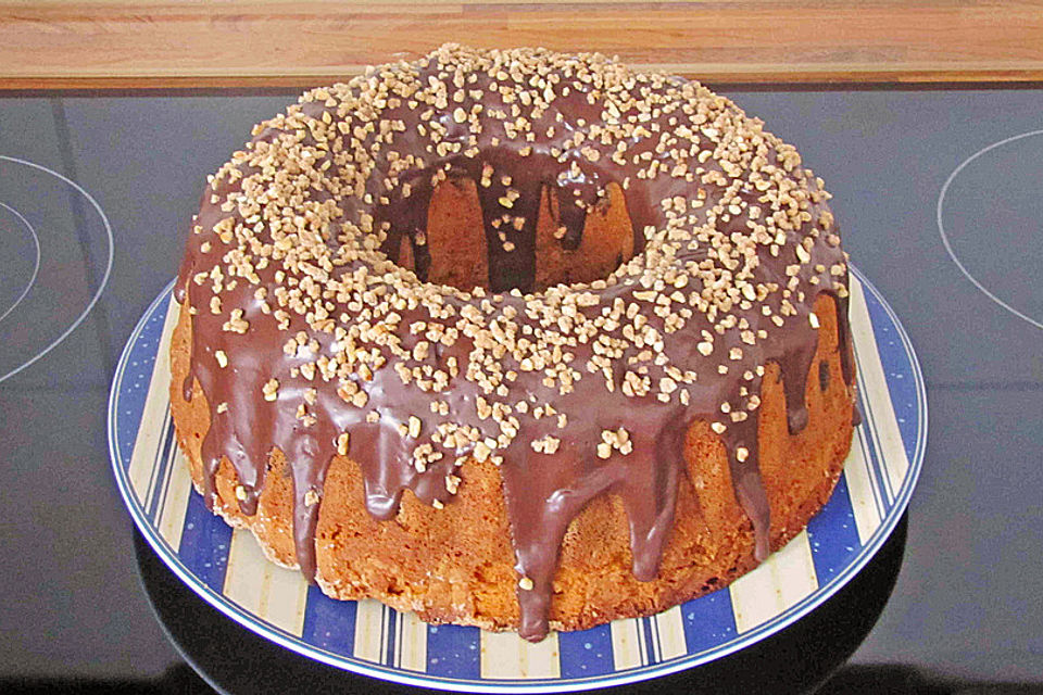 Karamellkuchen mit Krokant und Schokostückchen