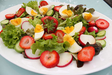 Frühsommersalat mit Erdbeeren, Blattsalat, Radieschen, Gurke, Eiern