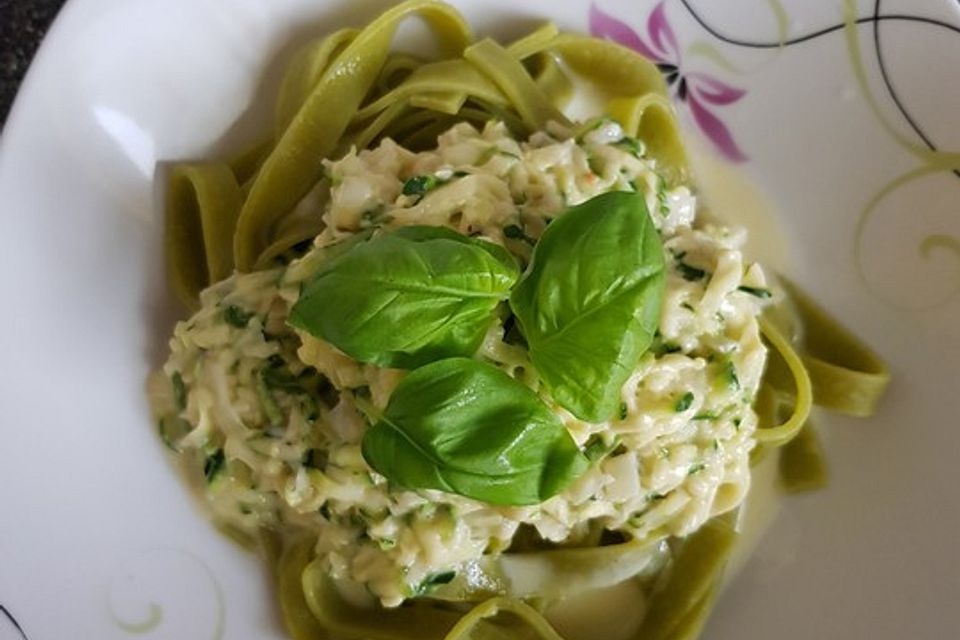 Bandnudeln mit Zucchini-Käse-Soße