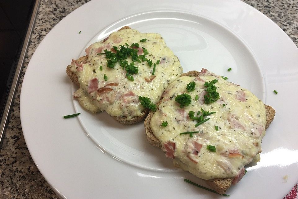 Toast mit Schinken-Käse Creme überbacken