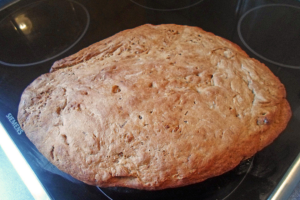 Bauernbrot mit Walnüssen, frischem Schnittlauch und roter Pfefferschote