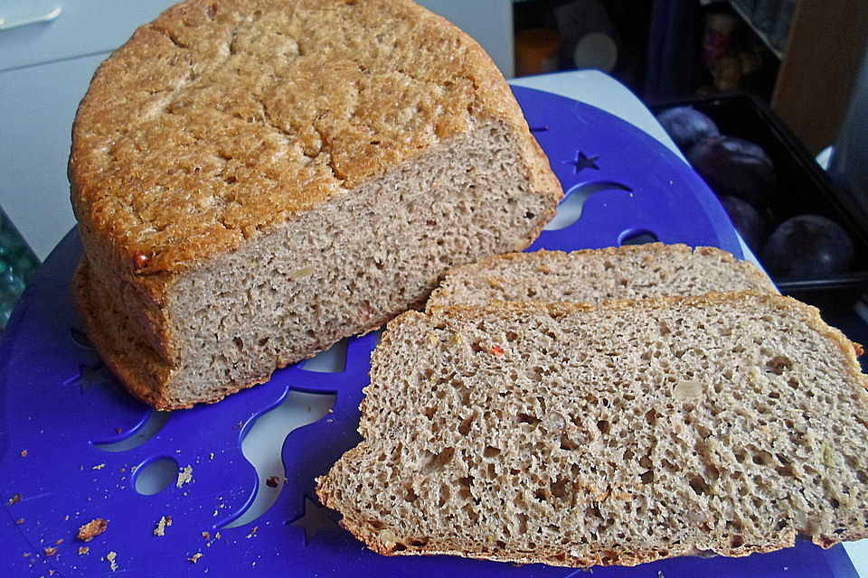 Bauernbrot mit Walnüssen, frischem Schnittlauch und roter Pfefferschote