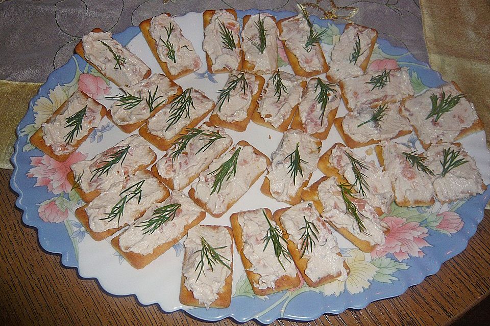 Canapés mit Lachsmousse