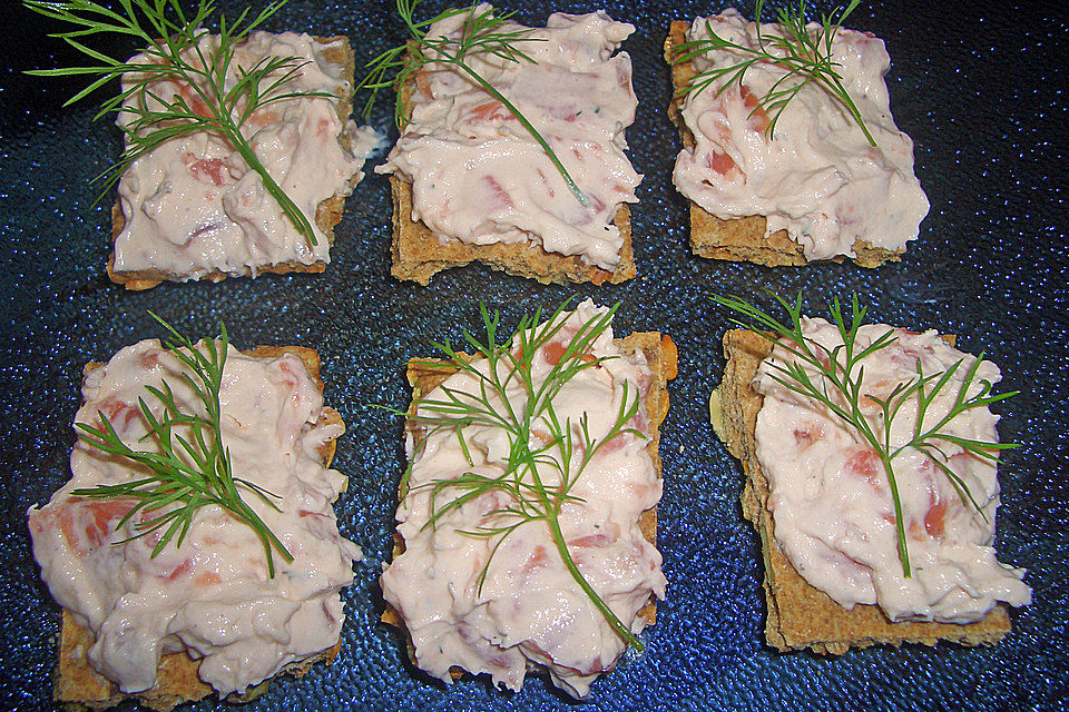 Canapés mit Lachsmousse