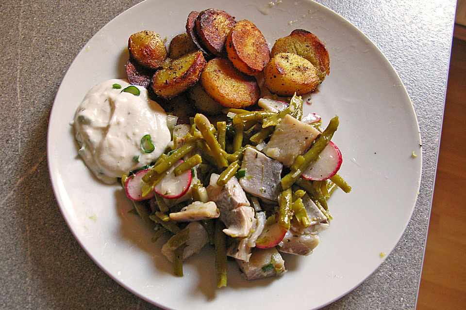 Bohnen-Matjes-Salat mit Kümmelkartoffeln