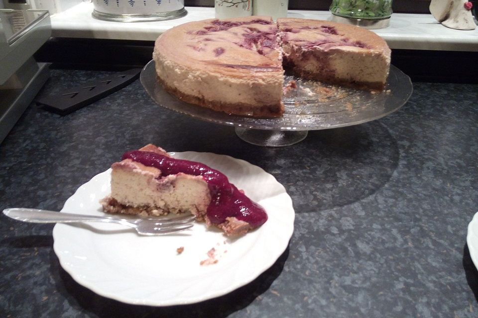 Amerikanischer Cheesecake mit Erdbeerpüree und frischen Erdbeeren