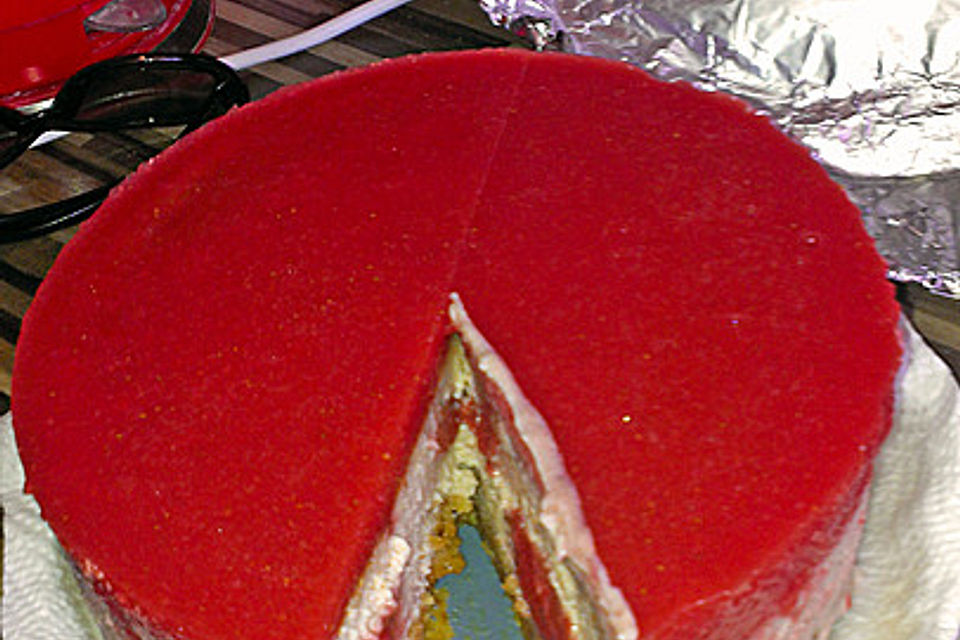 Amerikanischer Cheesecake mit Erdbeerpüree und frischen Erdbeeren