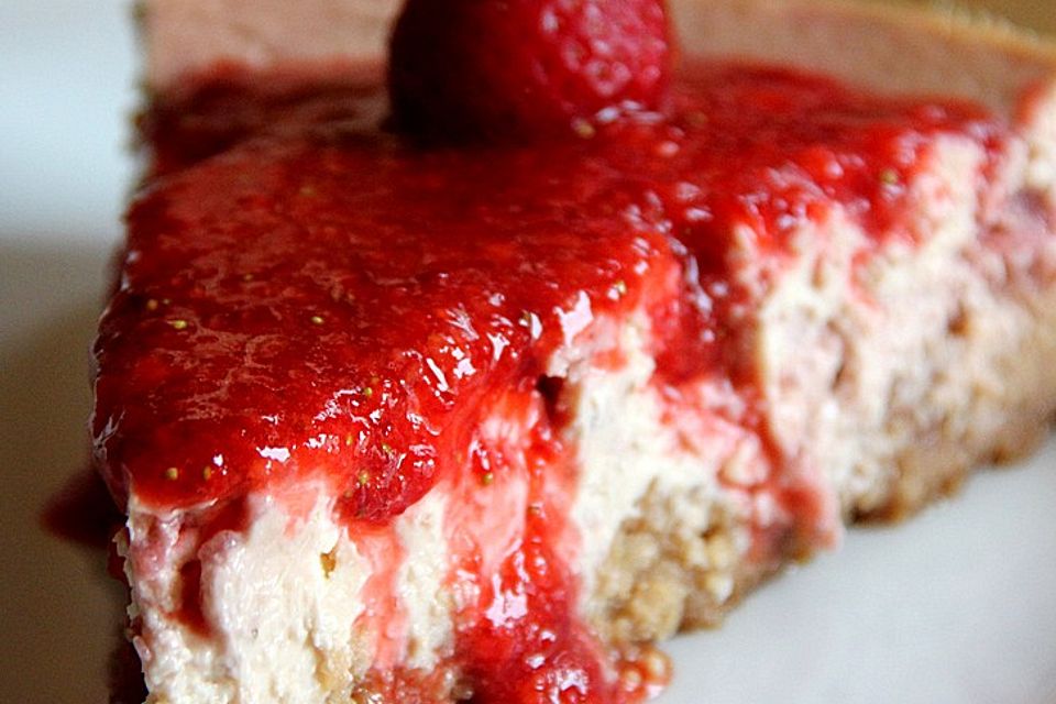 Amerikanischer Cheesecake mit Erdbeerpüree und frischen Erdbeeren