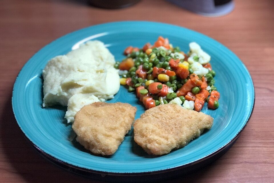 Schnitzelnuggets mit Buttergemüse und Kartoffelpüree