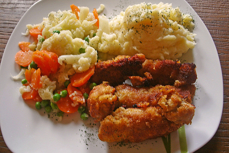 Schnitzelnuggets mit Buttergemüse und Kartoffelpüree