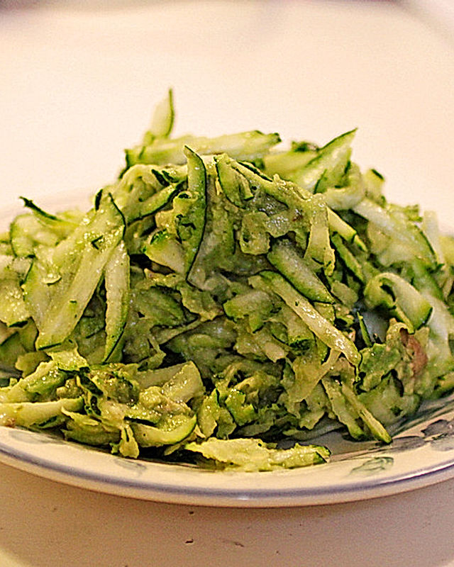 Zucchini-Avocado-Salat