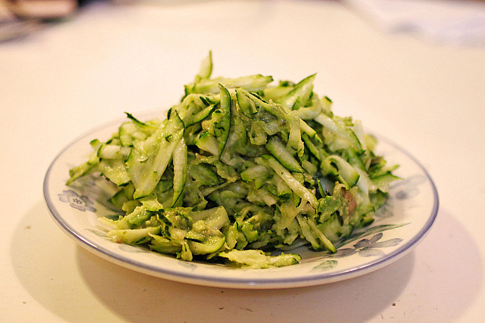 Zucchini-Avocado-Salat