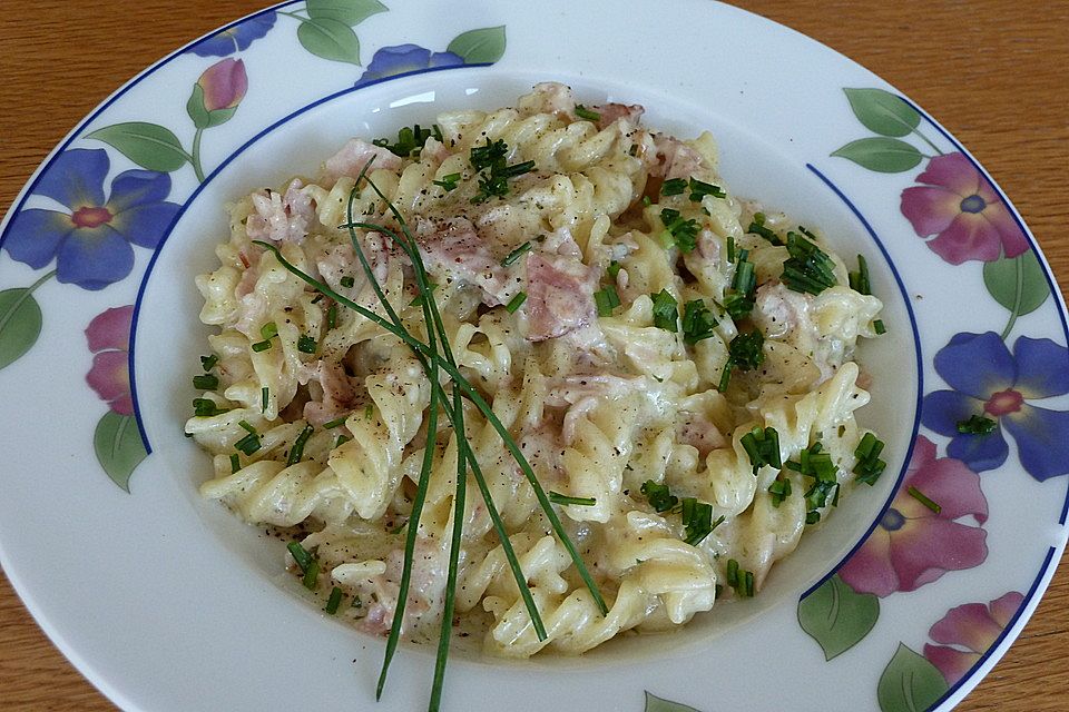 Pasta mit Schinken und Cheddarsoße