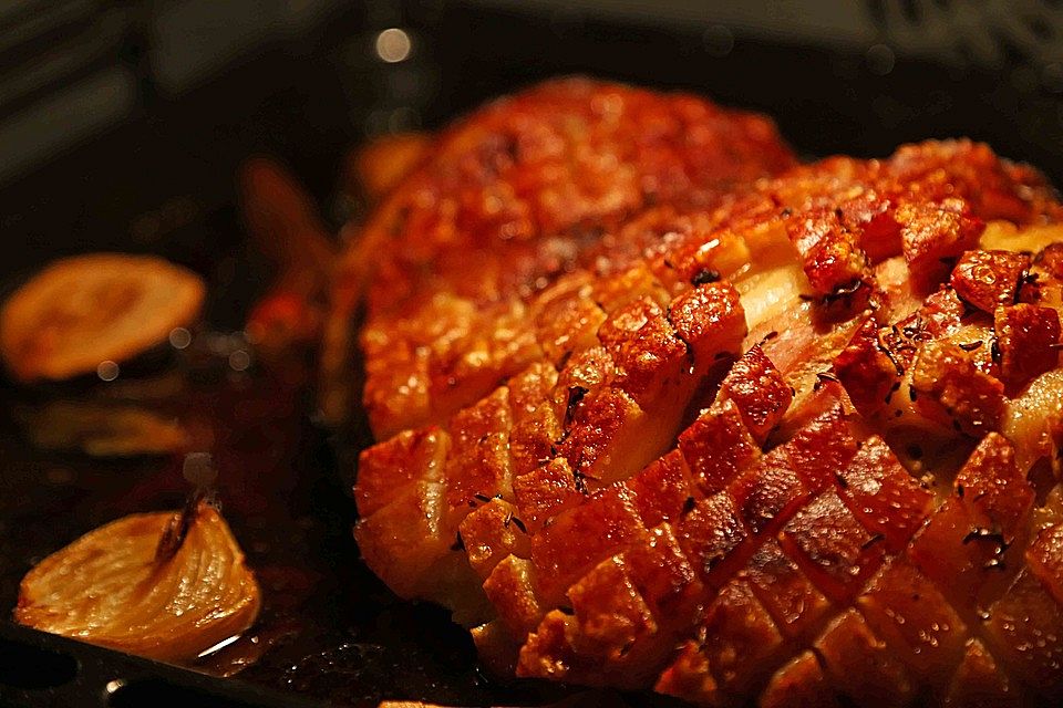 Schweineschulter / Schäufele knusprig mit Beilagen aus dem Römertopf