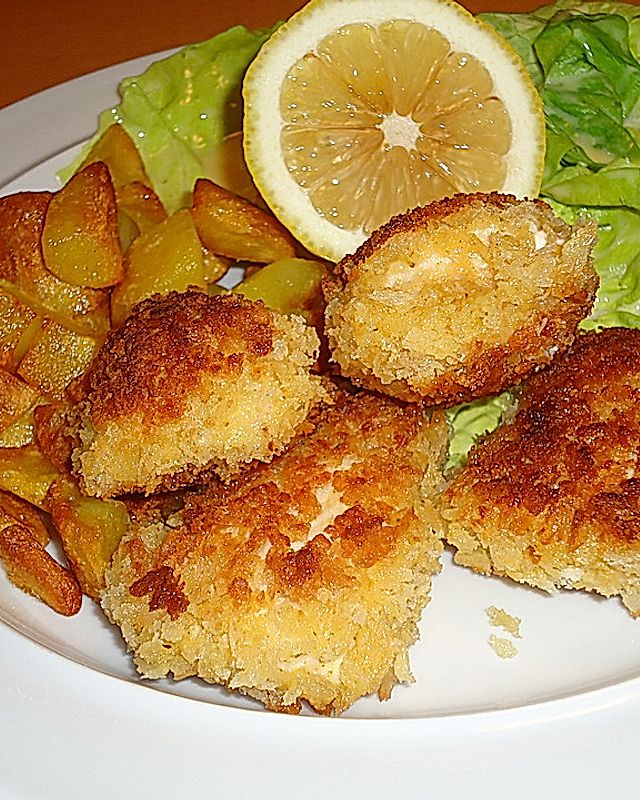 Chicken Nuggets in Knusperpanade und Kartoffelspalten