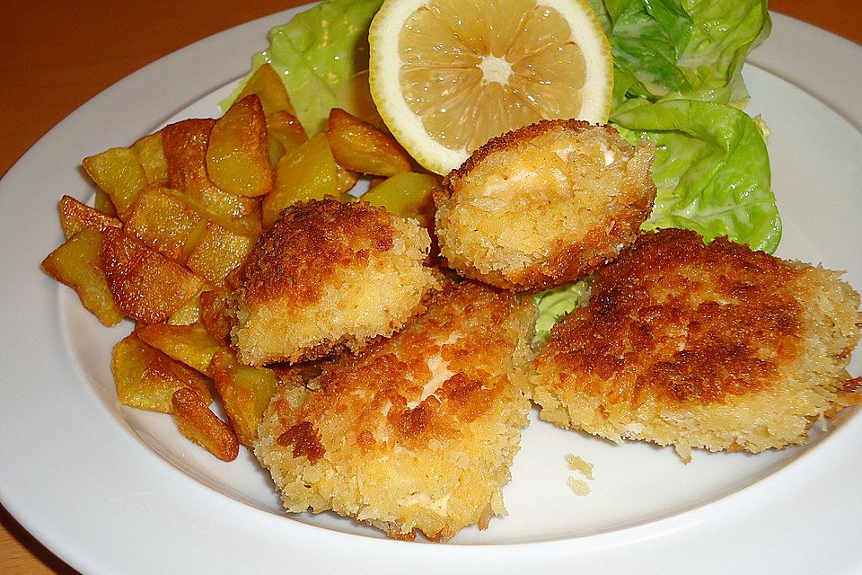 Chicken Nuggets in Knusperpanade und Kartoffelspalten