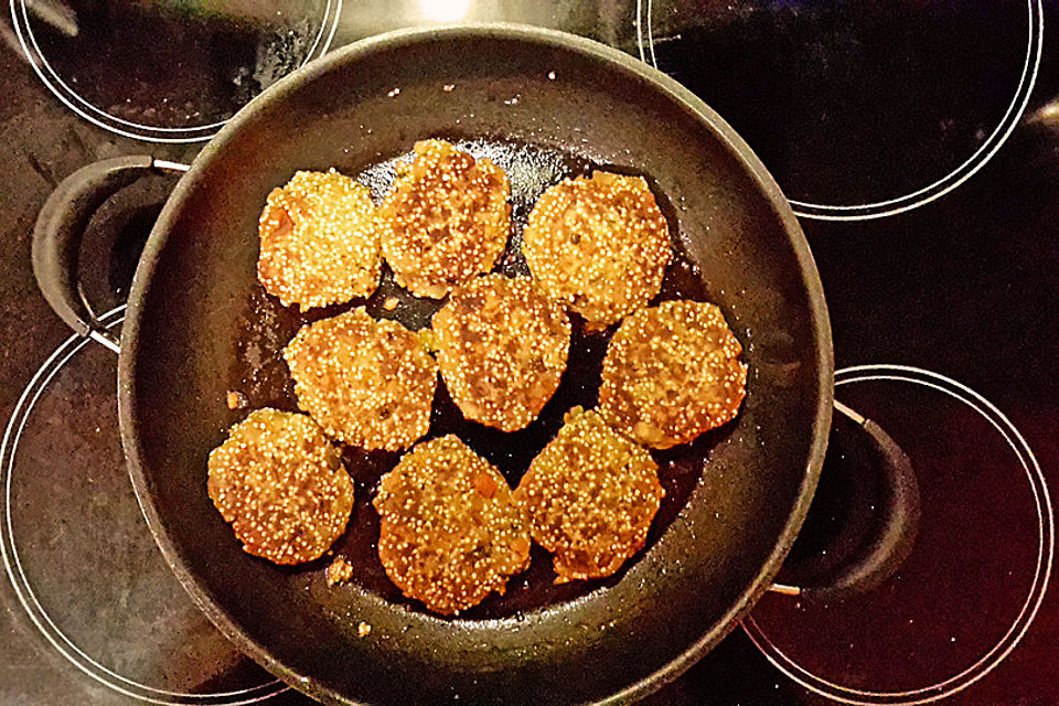 Quinoa-Bratlinge an Salsa verde als Vorspeise