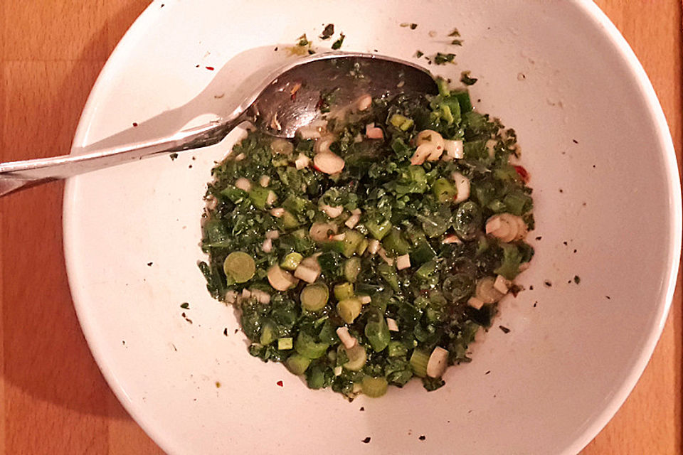 Quinoa-Bratlinge an Salsa verde als Vorspeise