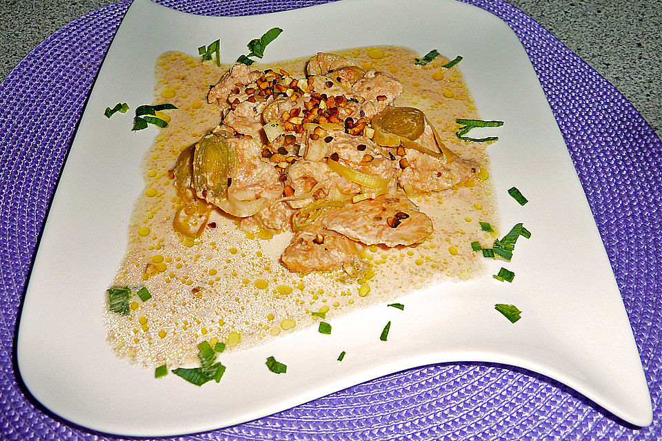 Korianderhähnchen an Ingwer-Limetten-Sahnesoße mit Cashewtopping