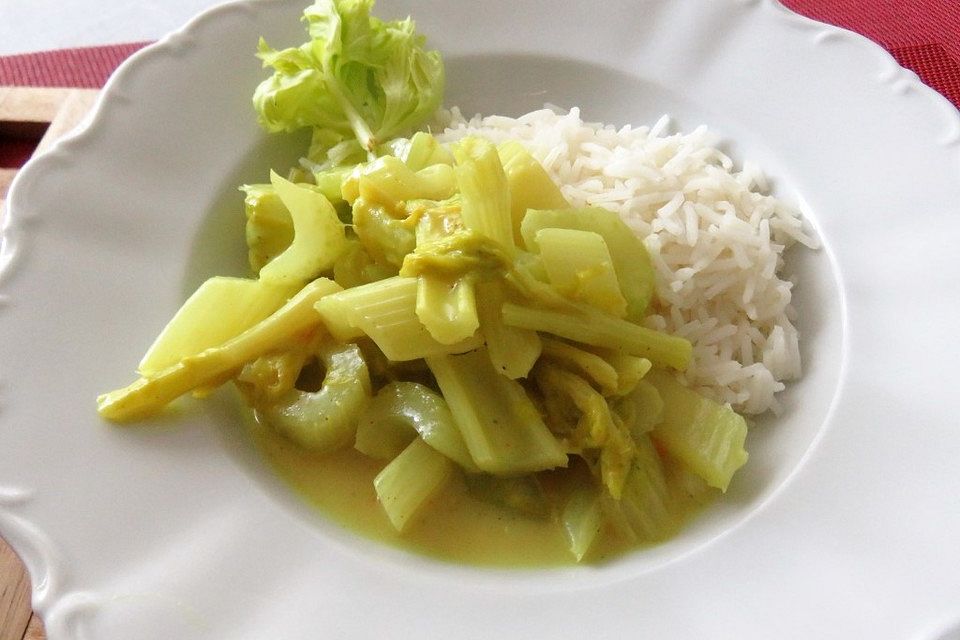 Staudensellerie in Currysauce