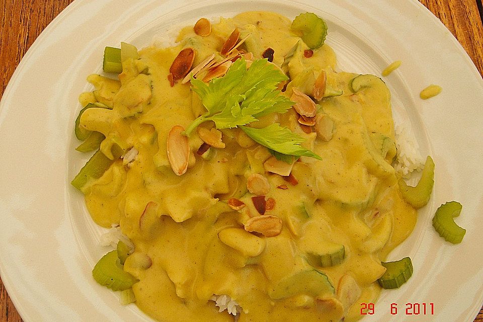 Staudensellerie in Currysauce