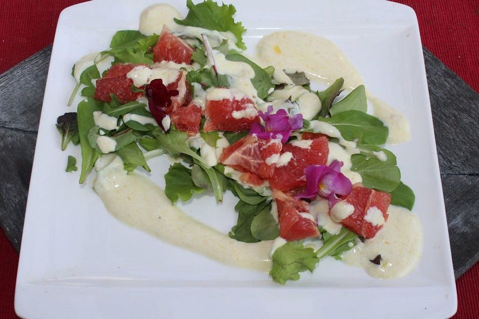 Blattsalate mit Grapefruit und Joghurt-Dressing