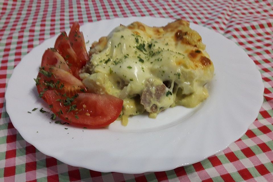 Saftiger Kartoffelauflauf mit Käse und Bockwurst