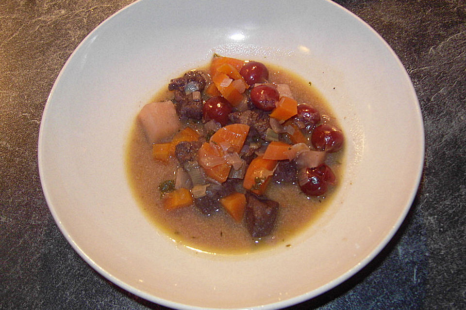 Rentiergulaschsuppe mit Sauerkirschen