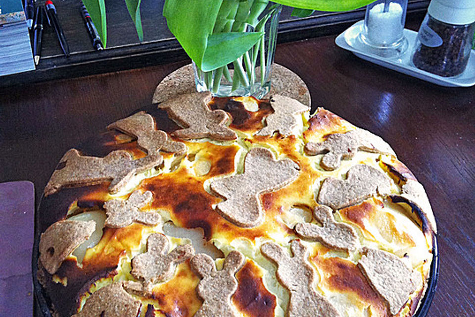 Osterhasen-Käsetorte mit Birnenfüllung