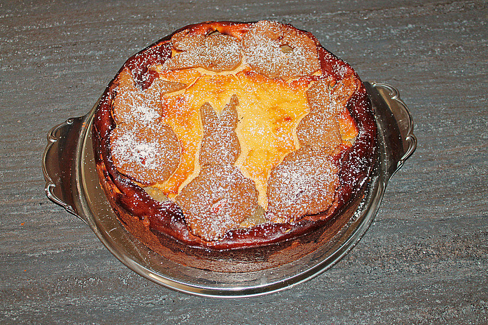 Osterhasen-Käsetorte mit Birnenfüllung