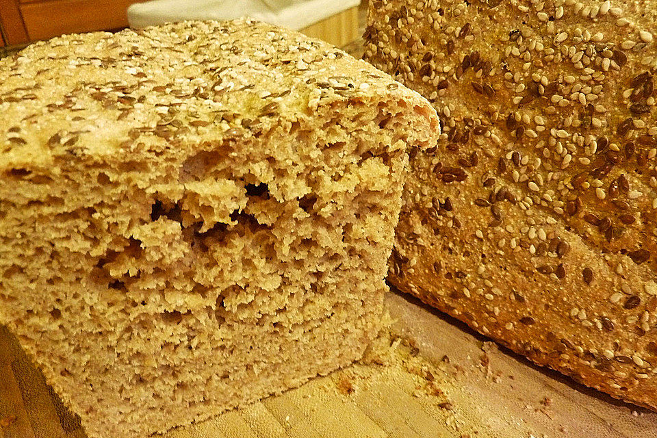 Dinkel-Amaranth-Vollkornbrot mit Leinsamen