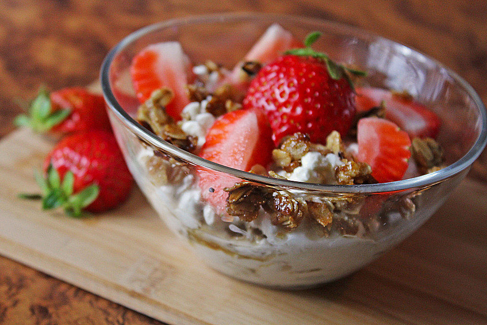 Sommerfrühstück mit Erdbeeren und Hüttenkäse