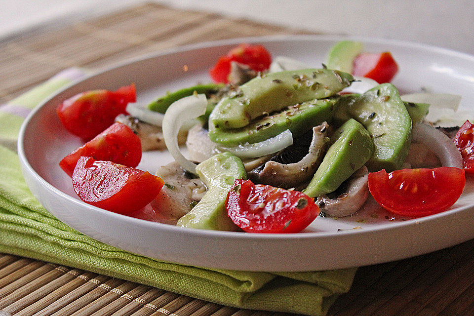 Avocadosalat mit Champignons und Kirschtomaten