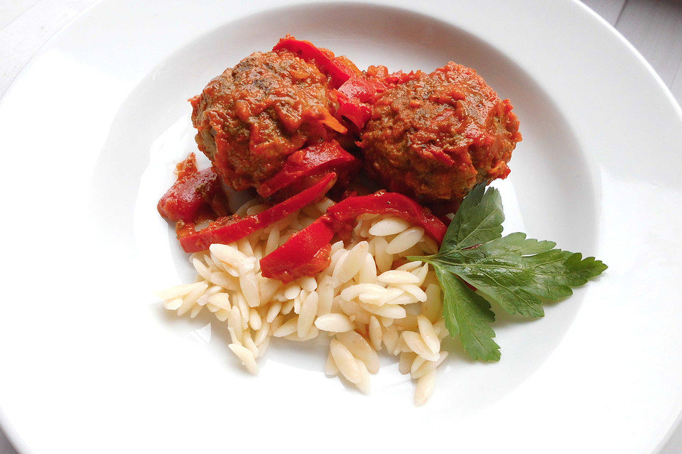 Hackbällchen in Tomaten-Paprika