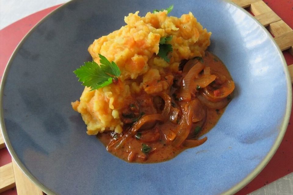 Tomatensoße mit Speck, Zwiebeln und Sahne