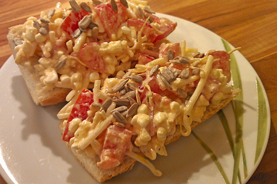 krümeltigers Hüttenkäse mit Tomaten und Mungbohnen-Sprossen