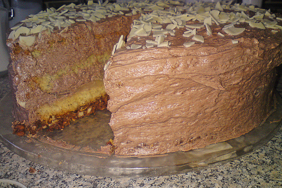 Schokoladen-Buttercremetorte mit Birnen und Keksboden