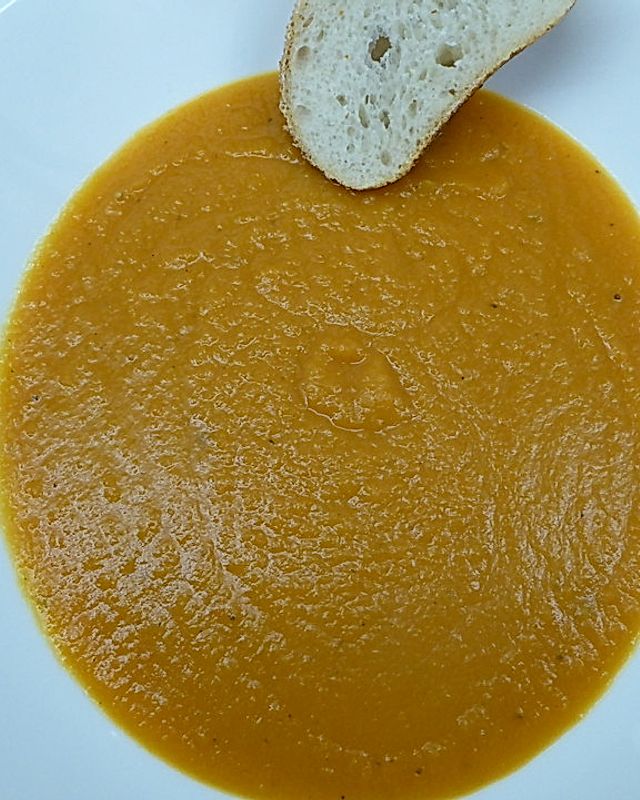 Karotten-Mango-Suppe mit Ingwersahneschaum