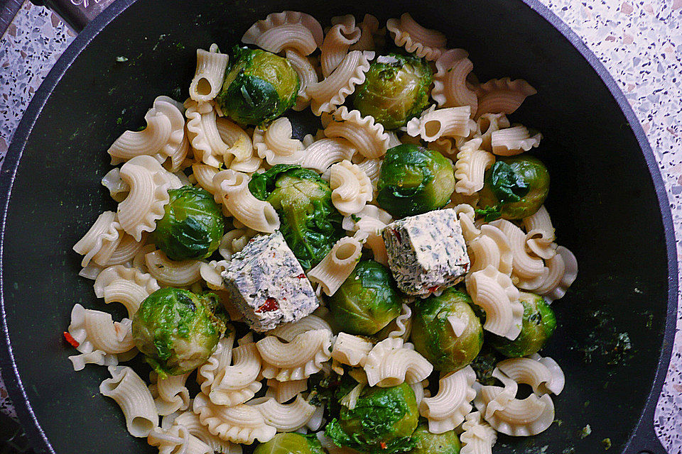 Rosenkohl-Nudelpfanne in selbstgemachter Bärlauch-Butter