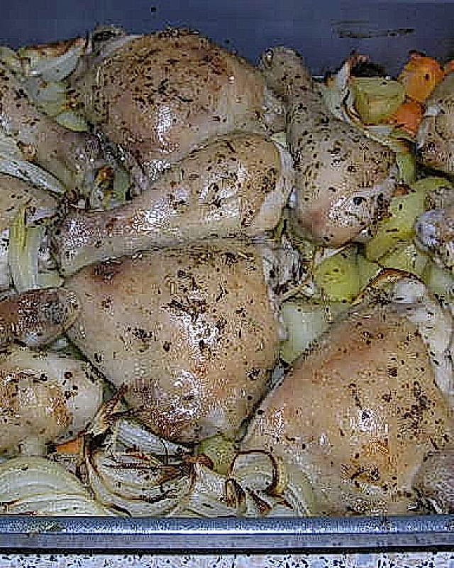 Hähnchenkeule auf gebackenem Gemüse
