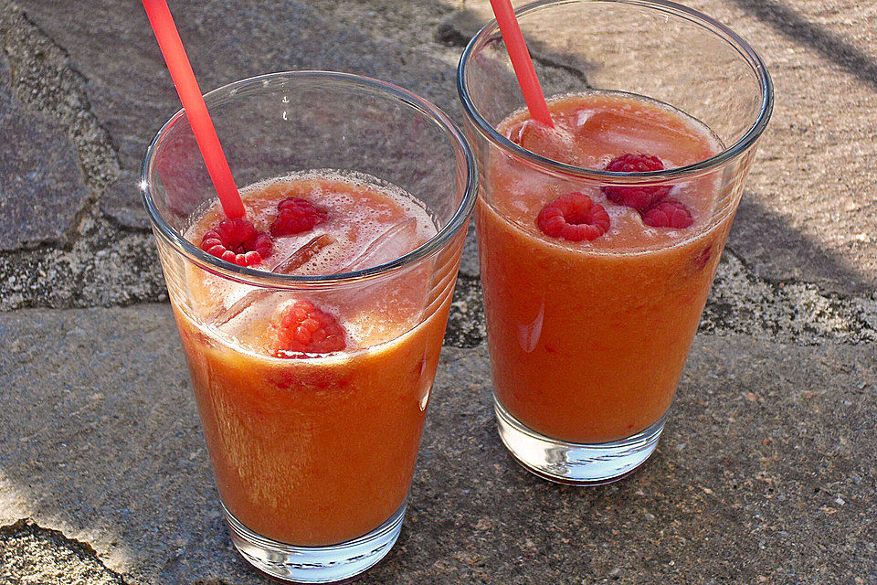 Himbeer-Pfirsich-Smoothie mit Orangensaft